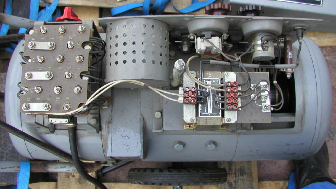 http://www.svarforum.cz/forum/uploads/394_triodyn_k220_-_svorkovnice_motoru_a_trafa.jpg
